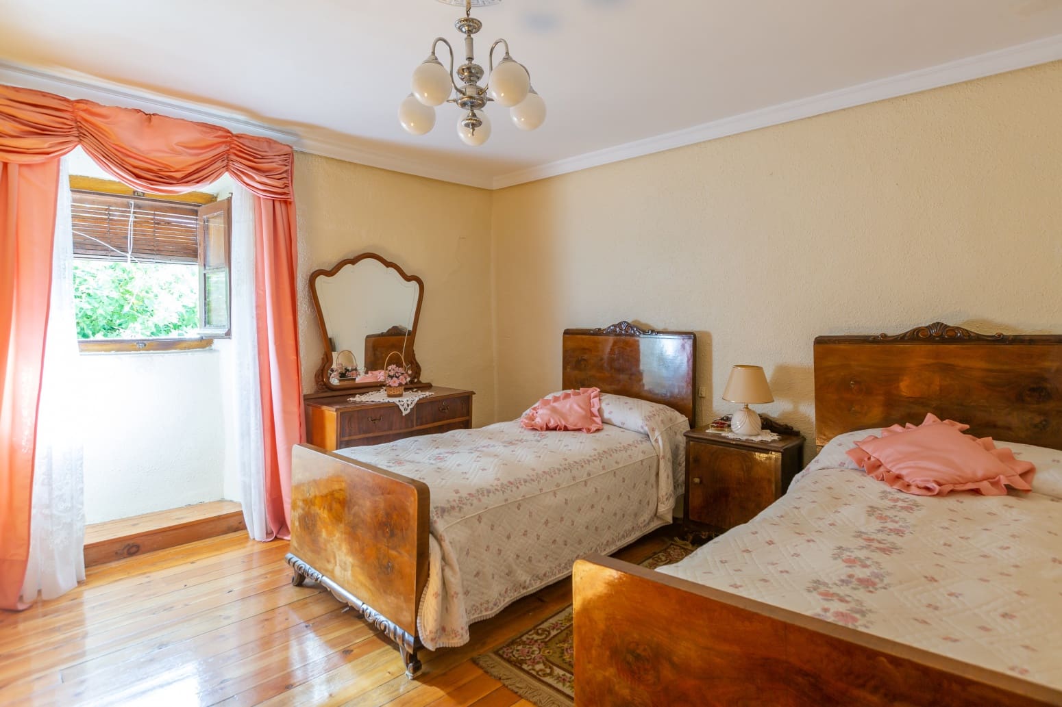 6 bedroom Villa for sale in Esquiroz - € 310,000 (Ref: 9148996)