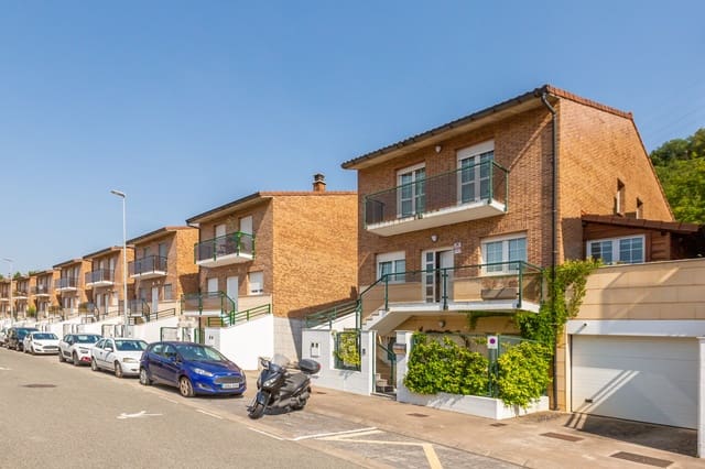 4 bedroom Villa for sale in Huarte with garage - € 620,000 (Ref: 9177691)