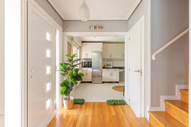 4 soveværelse Villa til salg i Egüés, Valle de Egüés/Eguesibar med swimmingpool garage - € 569.000 (Ref: 9243037)