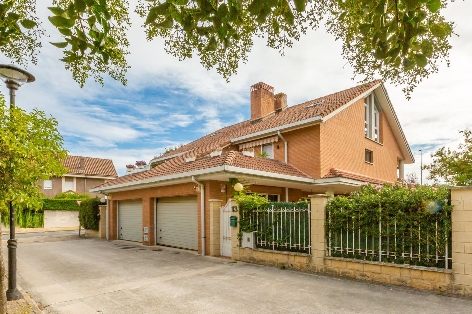 4 soveværelse Villa til salg i Egues med swimmingpool garage - € 569.000 (Ref: 9243037)