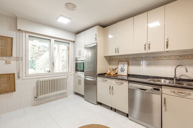 4 soveværelse Villa til salg i Egüés, Valle de Egüés/Eguesibar med swimmingpool garage - € 569.000 (Ref: 9243037)