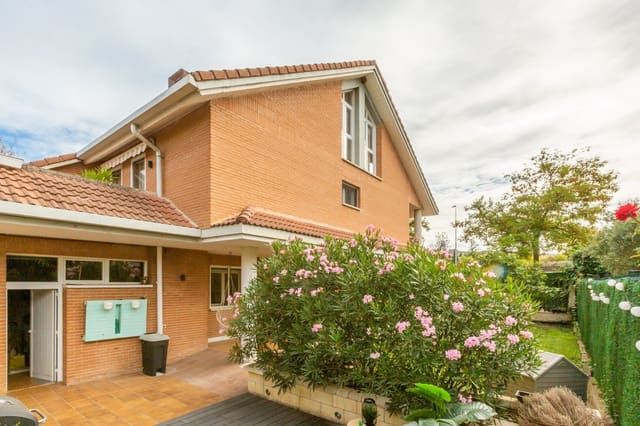 4 soveværelse Villa til salg i Egüés, Valle de Egüés/Eguesibar med swimmingpool garage - € 569.000 (Ref: 9243037)