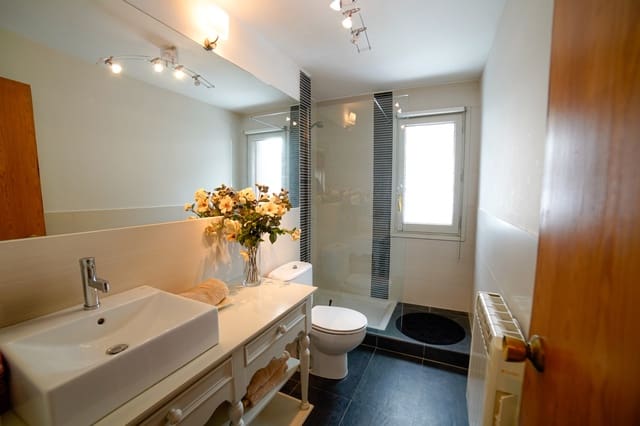 2 bedroom Flat for sale in Aisa with garage - € 199,500 (Ref: 9254826)