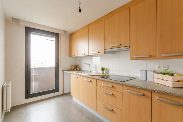 3 soveværelse Lejlighed til salg i Pamplona / Iruña med garage - € 289.000 (Ref: 9321642)