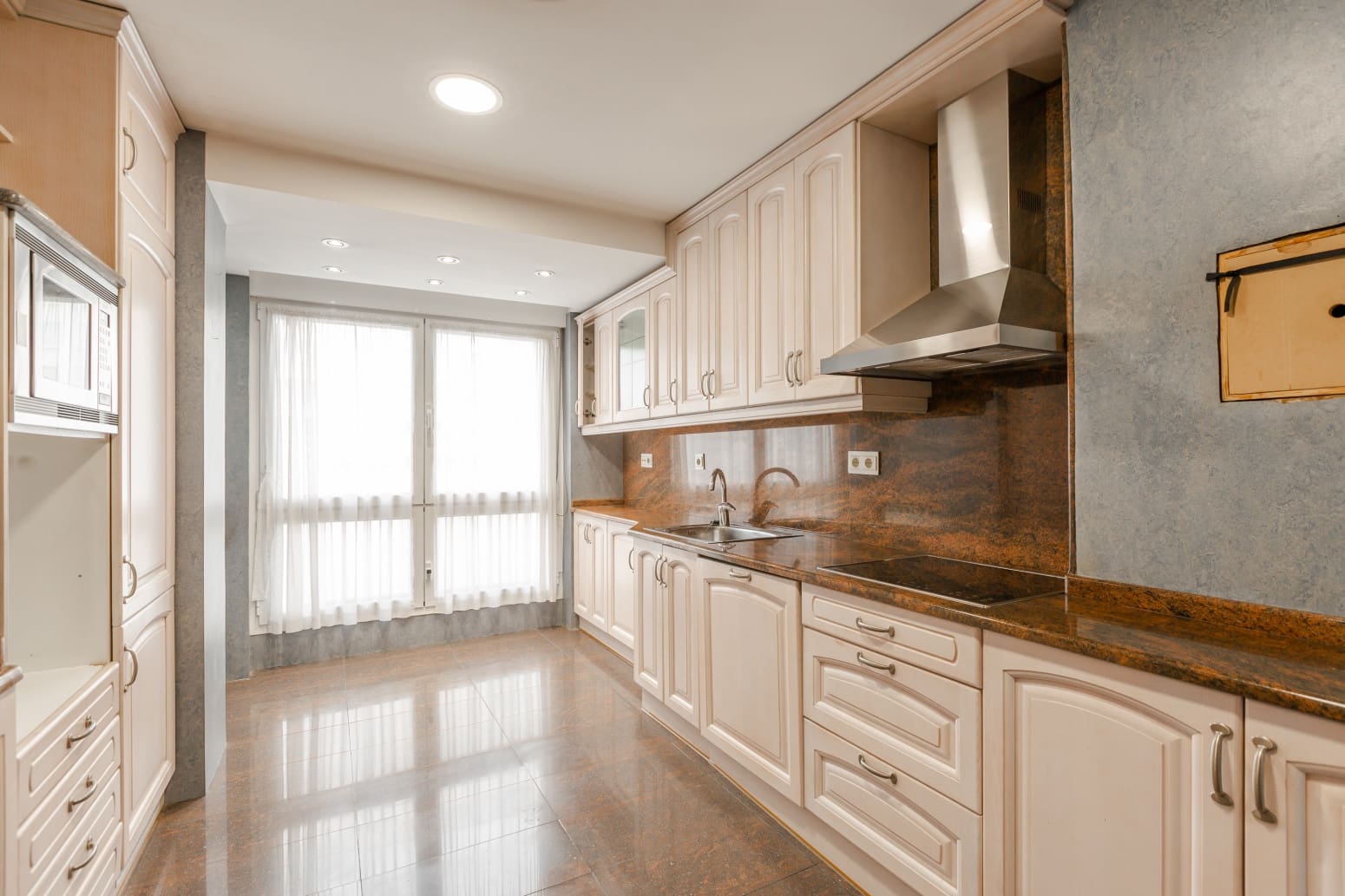 4 bedroom Flat for sale in Pamplona / Iruna with garage - € 520,000 (Ref: 9340861)