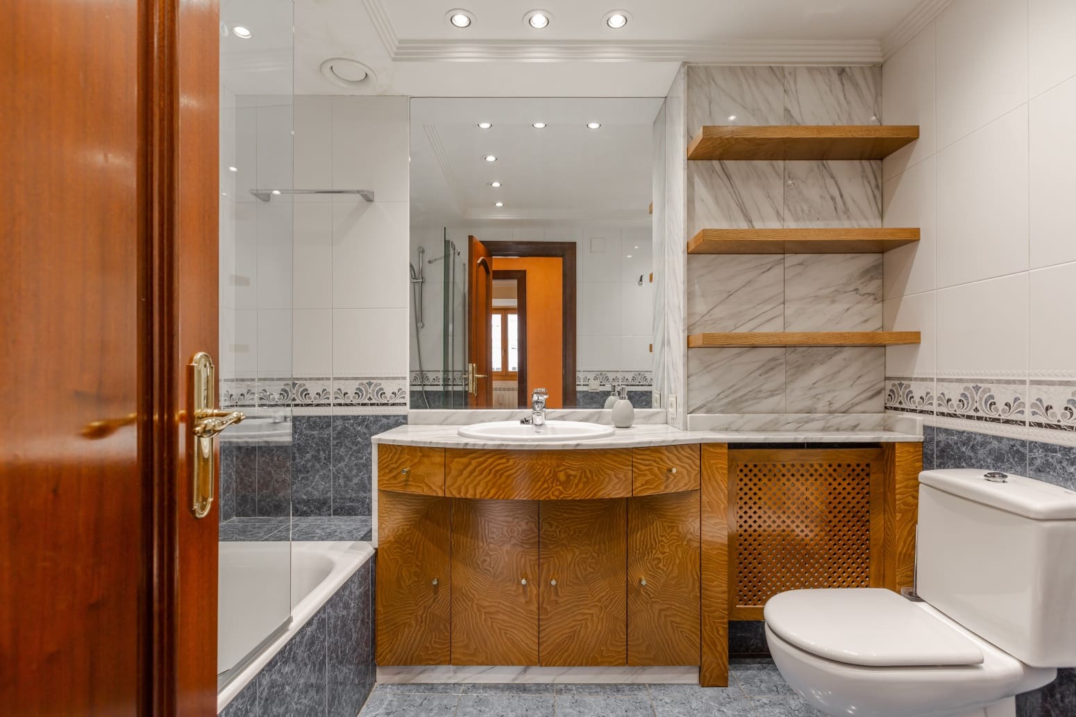 4 bedroom Flat for sale in Pamplona / Iruna with garage - € 520,000 (Ref: 9340861)