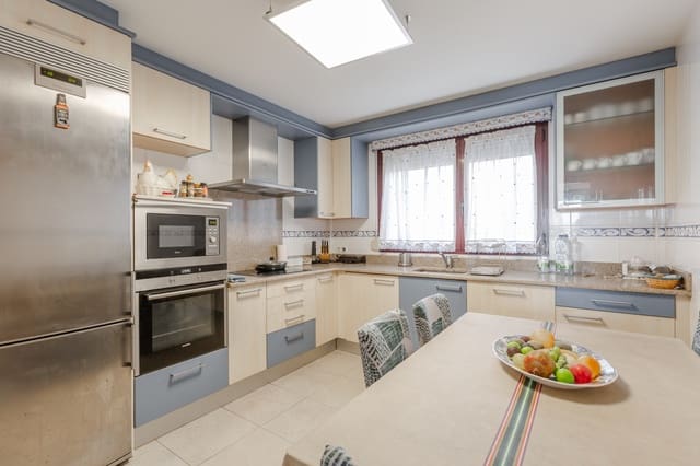 4 soveværelse Villa til salg i Berrioplano med swimmingpool garage - € 569.000 (Ref: 9390392)