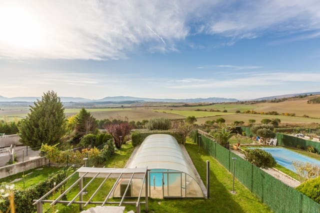 4 soveværelse Villa til salg i Berrioplano med swimmingpool garage - € 569.000 (Ref: 9390392)