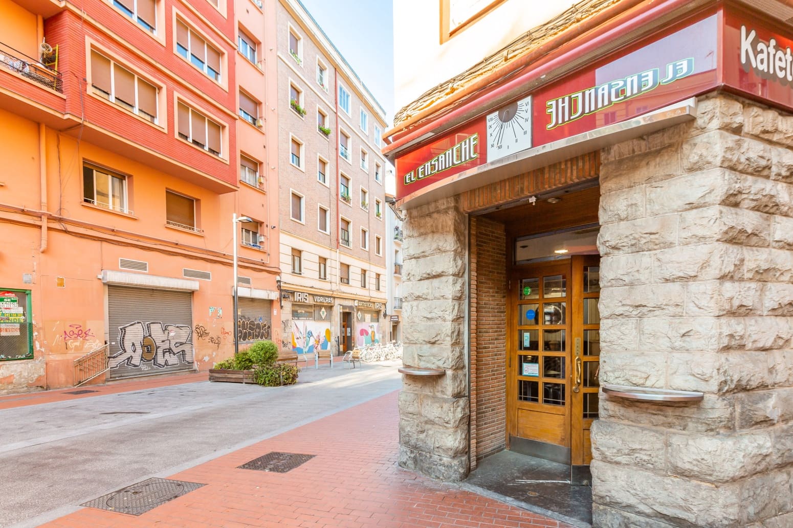 Business for sale in Vitoria-Gasteiz - € 360,000 (Ref: 9533420)