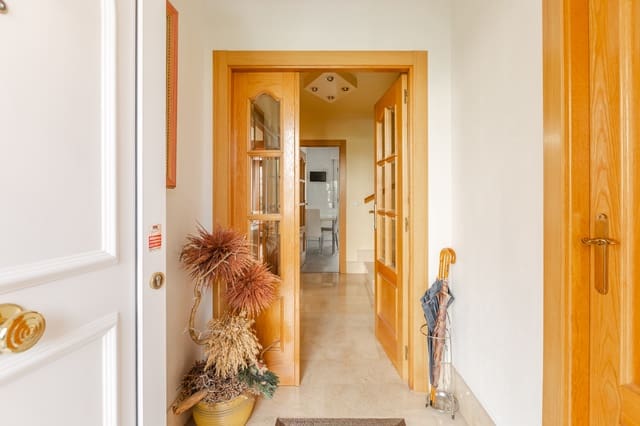 5 slaapkamer Villa te koop in Barañain met garage - € 575.000 (Ref: 9568239)