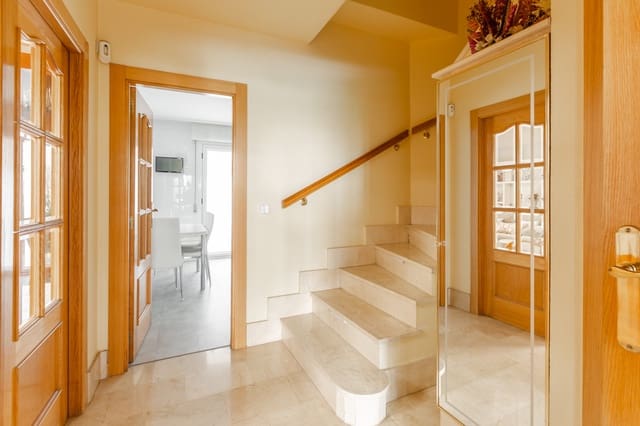 5 slaapkamer Villa te koop in Barañain met garage - € 575.000 (Ref: 9568239)