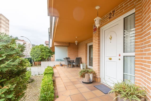 5 slaapkamer Villa te koop in Barañain met garage - € 575.000 (Ref: 9568239)