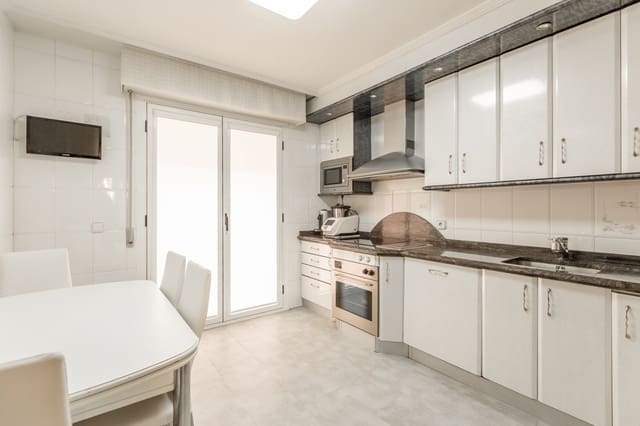 5 slaapkamer Villa te koop in Barañain met garage - € 575.000 (Ref: 9568239)