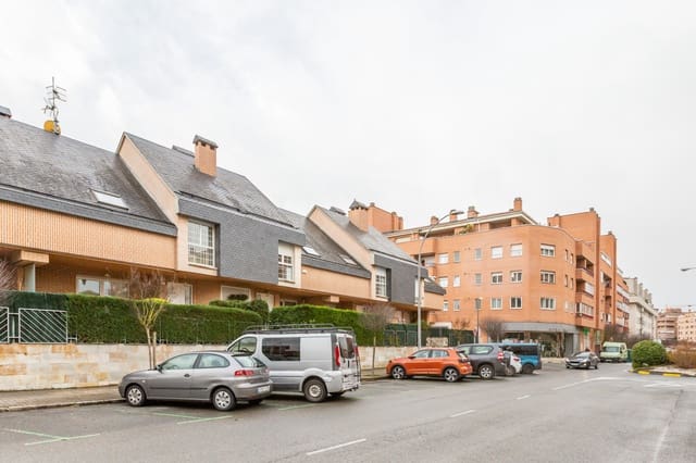 5 slaapkamer Villa te koop in Barañain met garage - € 575.000 (Ref: 9568239)