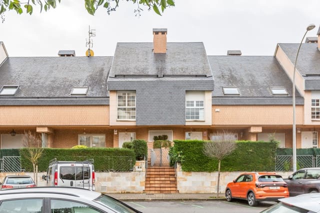 5 slaapkamer Villa te koop in Barañain met garage - € 575.000 (Ref: 9568239)
