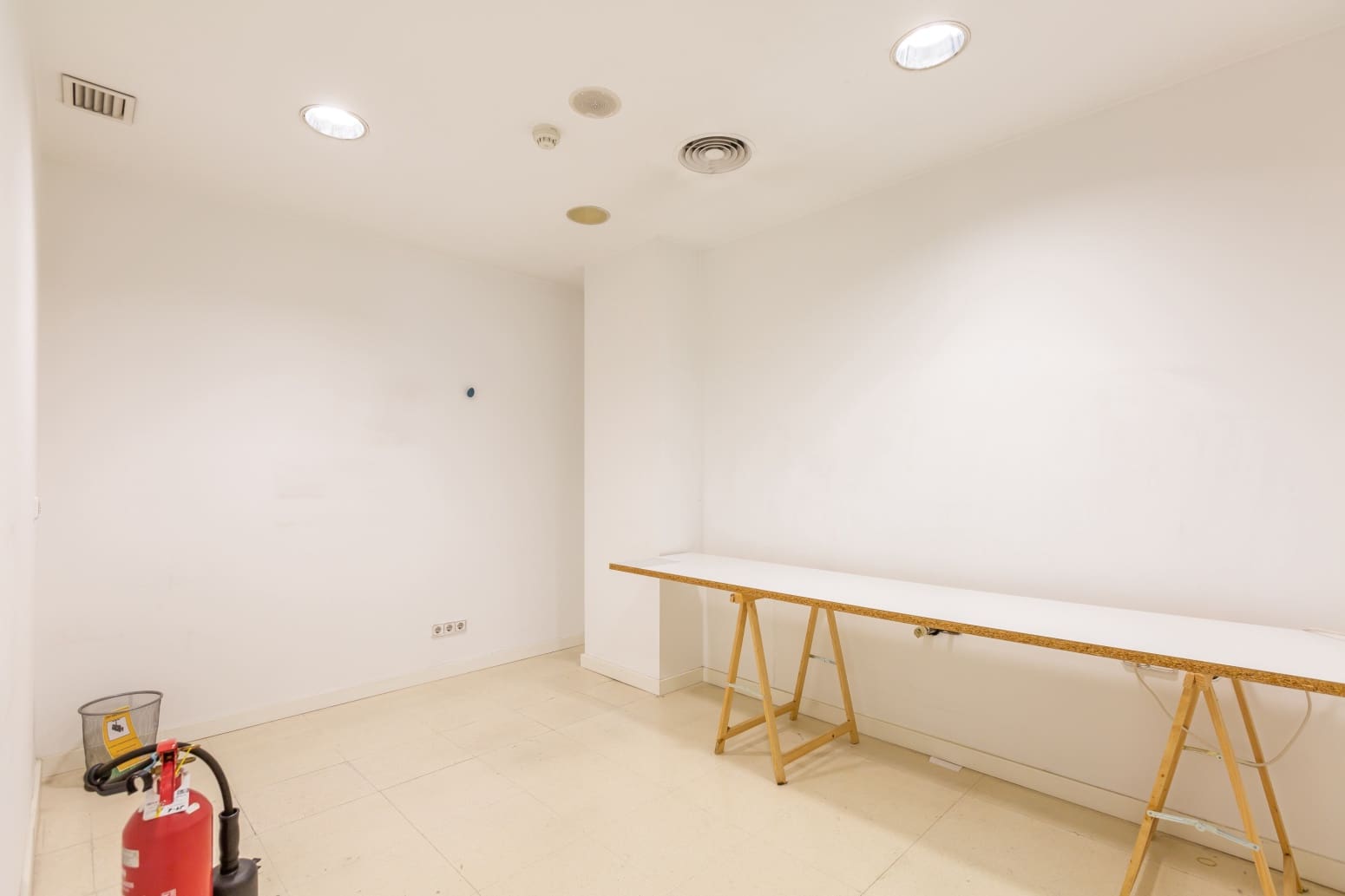 Commercial for rent in Burlada - € 1,800 (Ref: 9585976)
