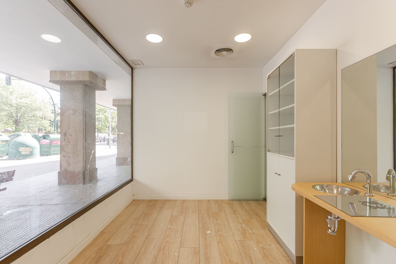 Commercial for rent in Burlada - € 1,800 (Ref: 9585976)