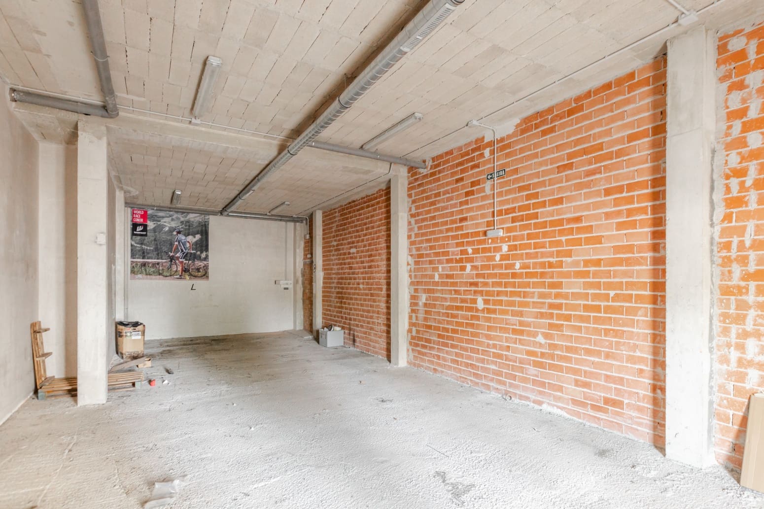 Commercial for sale in Egues - € 160,000 (Ref: 9585977)