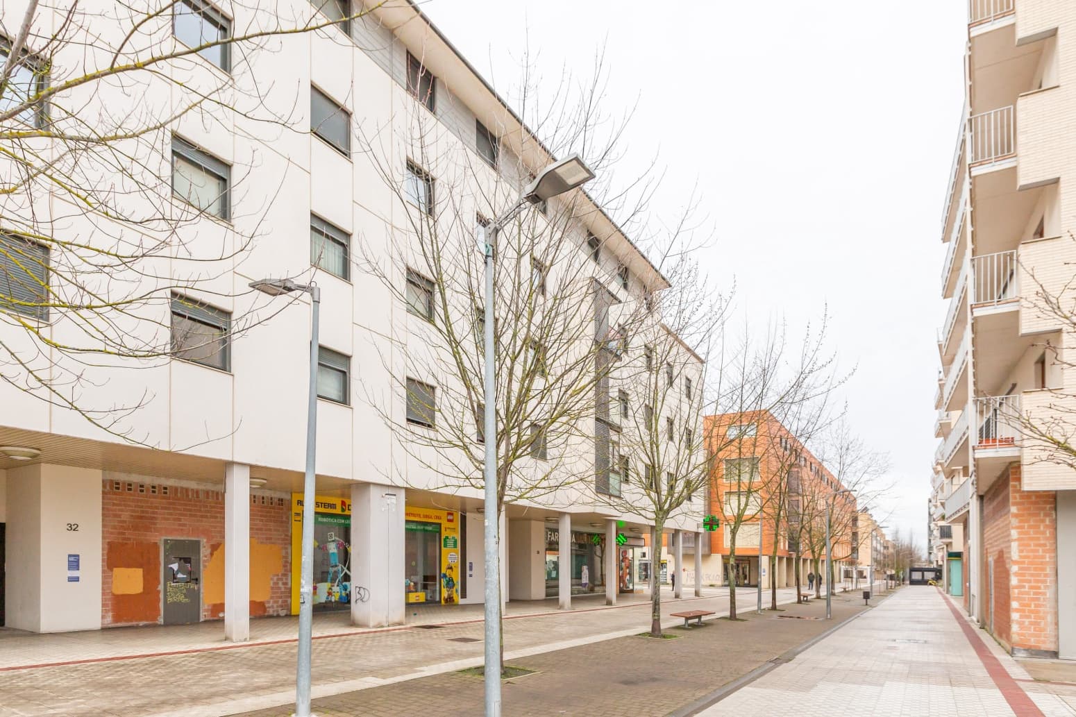 Commercial for rent in Egues - € 700 (Ref: 9585978)