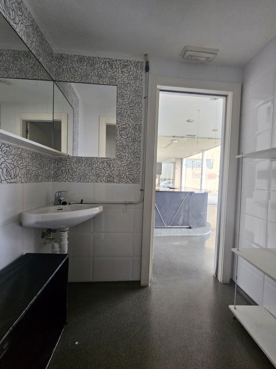 Commercial for rent in Burlada - € 750 (Ref: 9585980)