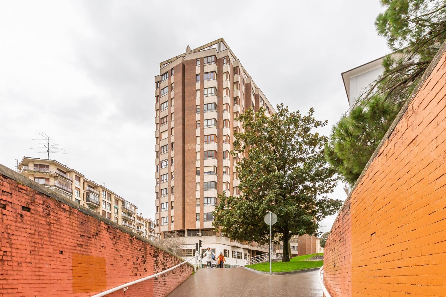 4 bedroom Flat for sale in Pamplona / Iruna with garage - € 479,000 (Ref: 9590854)