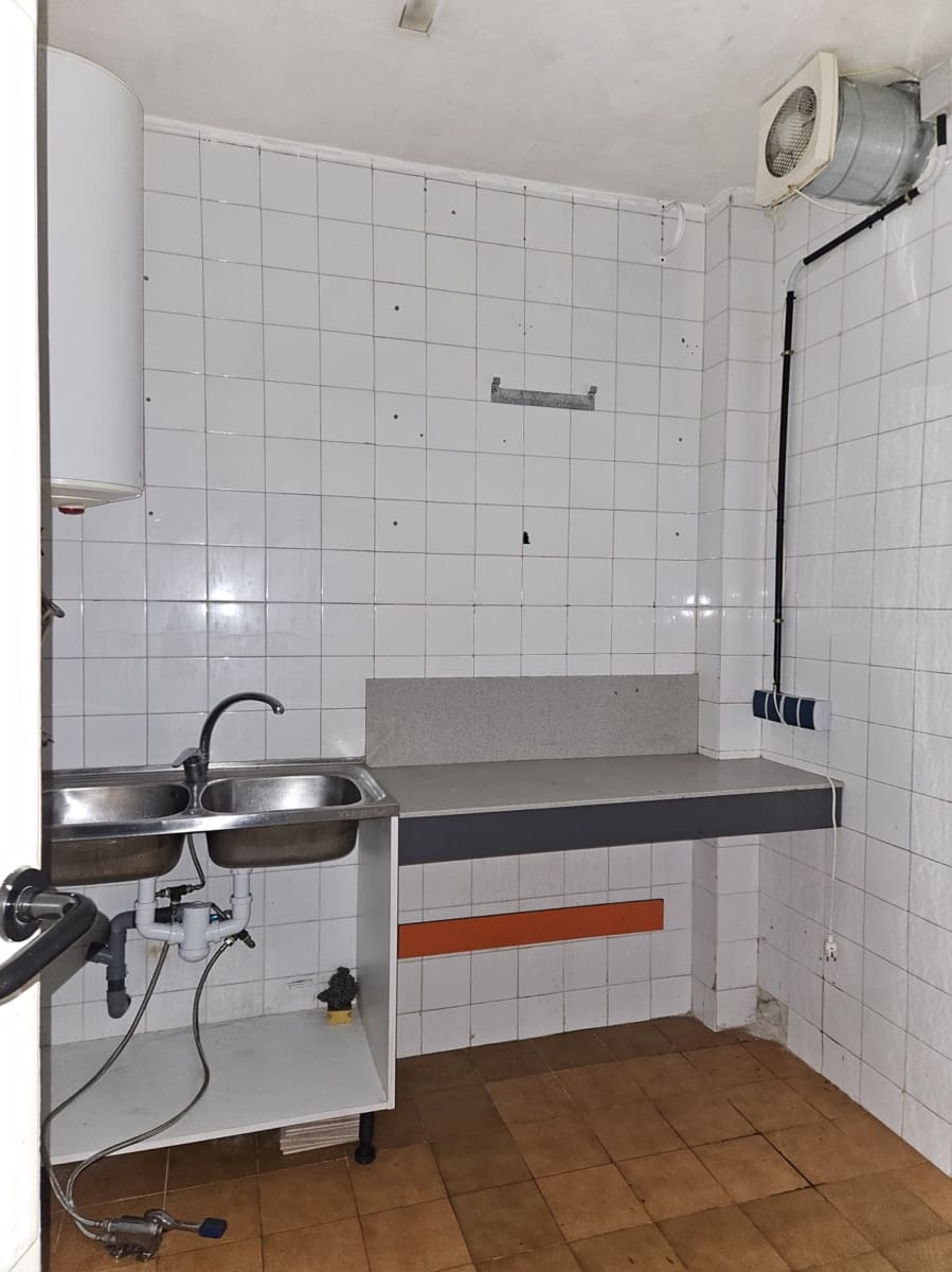 Commercial for rent in Pamplona / Iruna - € 800 (Ref: 9590856)