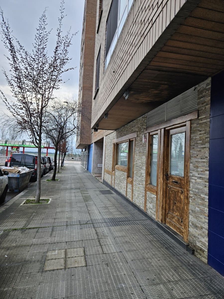 Commercial for rent in Pamplona / Iruna - € 800 (Ref: 9590856)