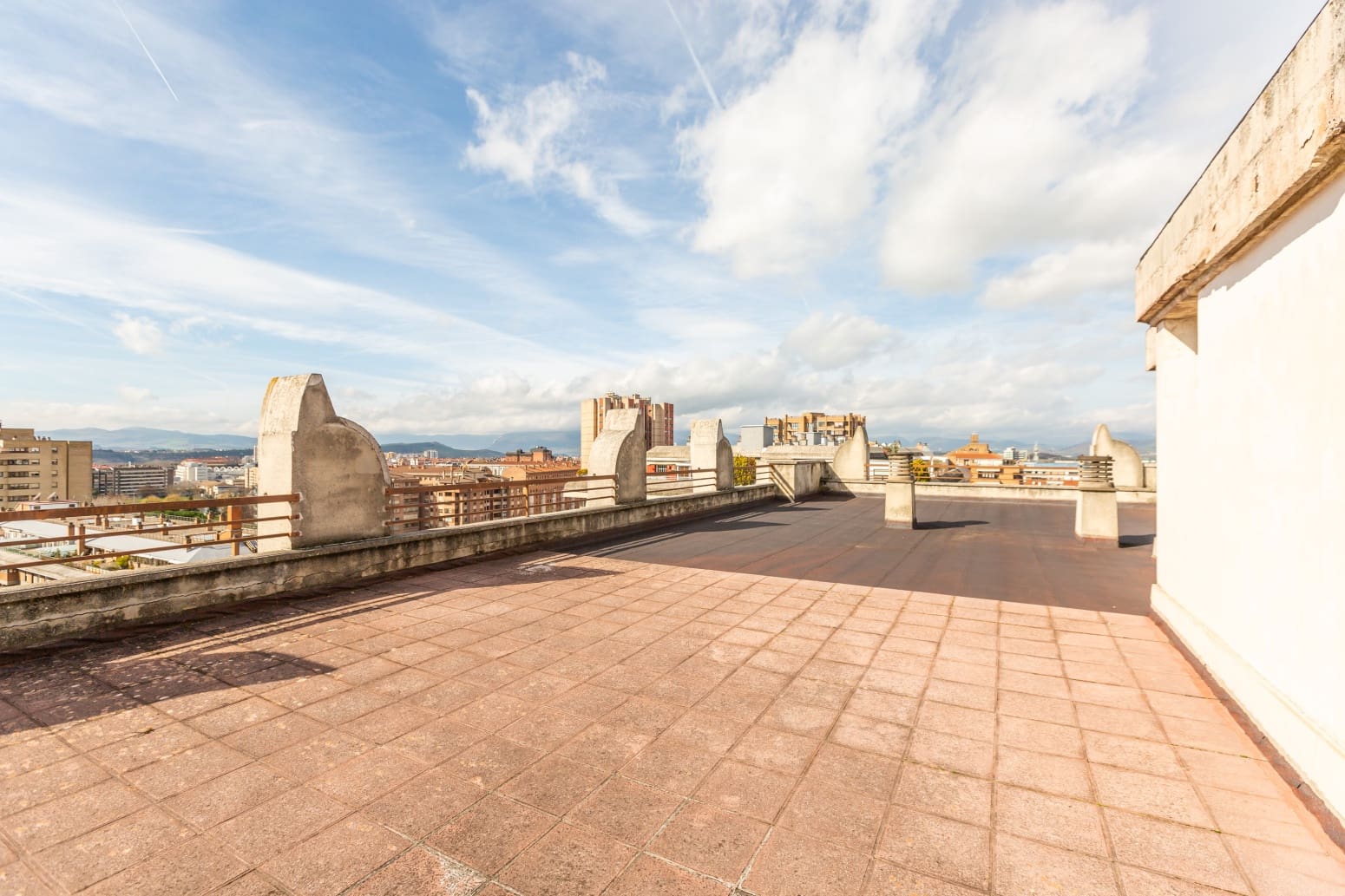 Piso de 2 habitaciones en Pamplona / Iruña en venta con garaje - 359.000 € (Ref: 9615251)