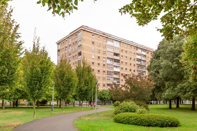 4 bedroom Flat for sale in Pamplona / Iruña with garage - € 420,000 (Ref: 9615252)