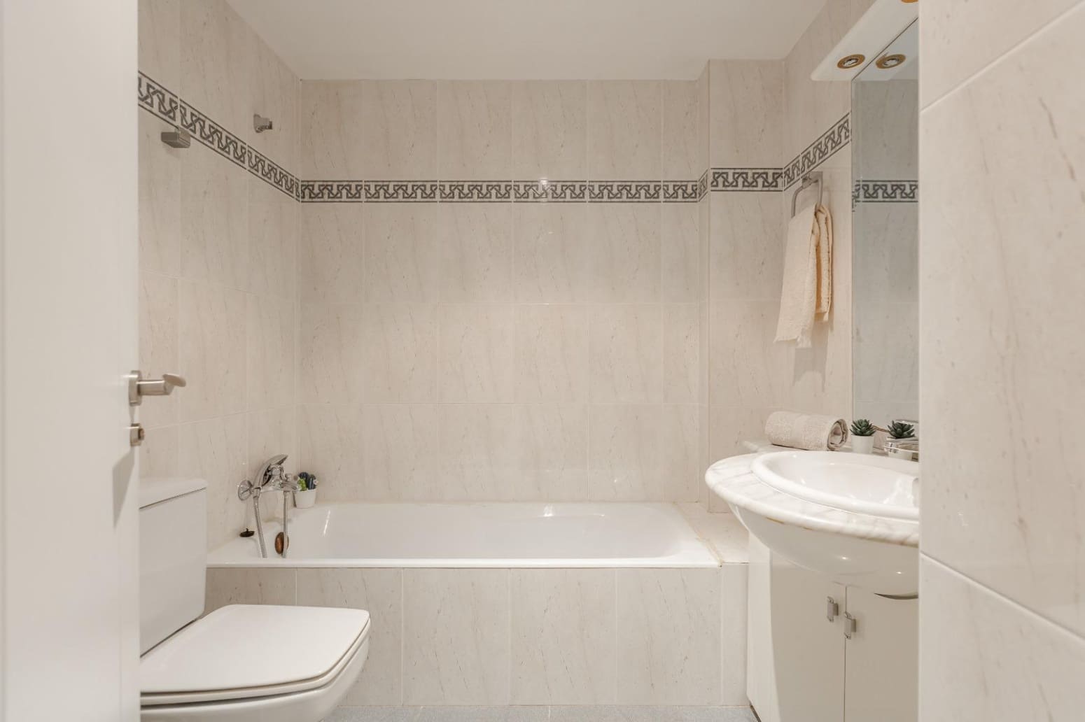 3 bedroom Flat for sale in Pamplona / Iruna with garage - € 371,000 (Ref: 9634085)