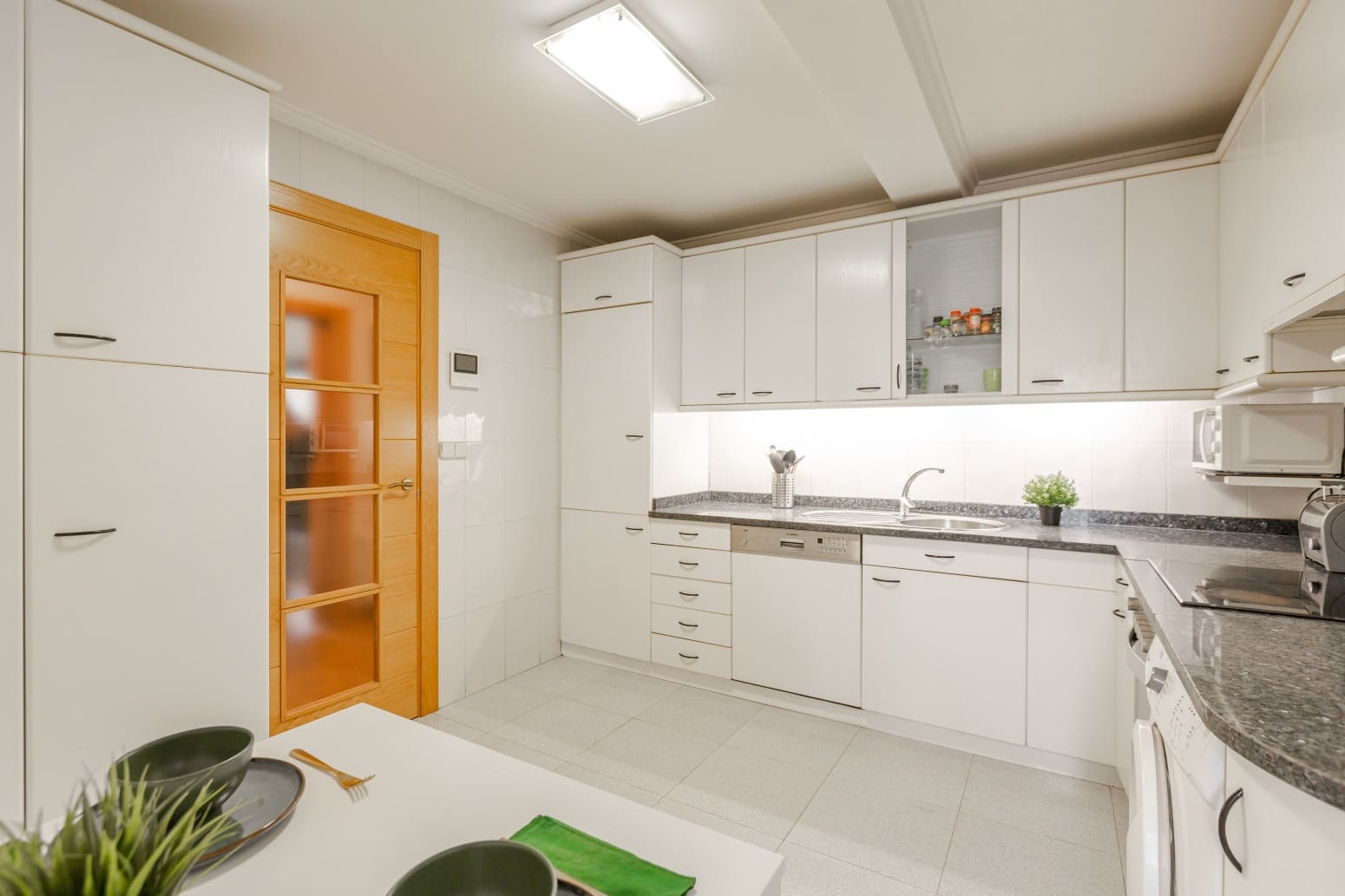 Piso de 4 habitaciones en Pamplona / Iruña en alquiler - 1.600 € (Ref: 9637251)