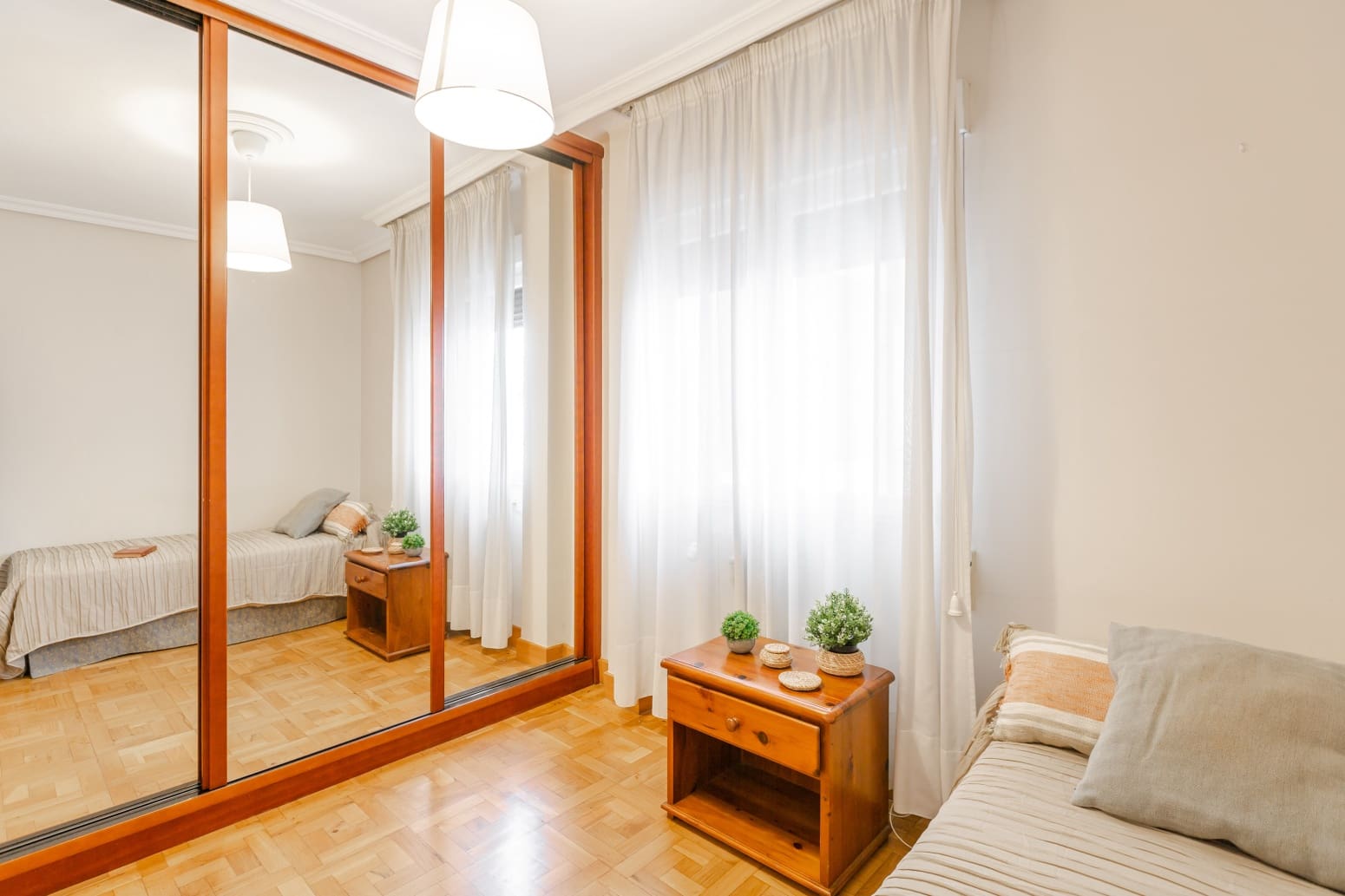 Piso de 4 habitaciones en Pamplona / Iruña en alquiler - 1.600 € (Ref: 9637251)