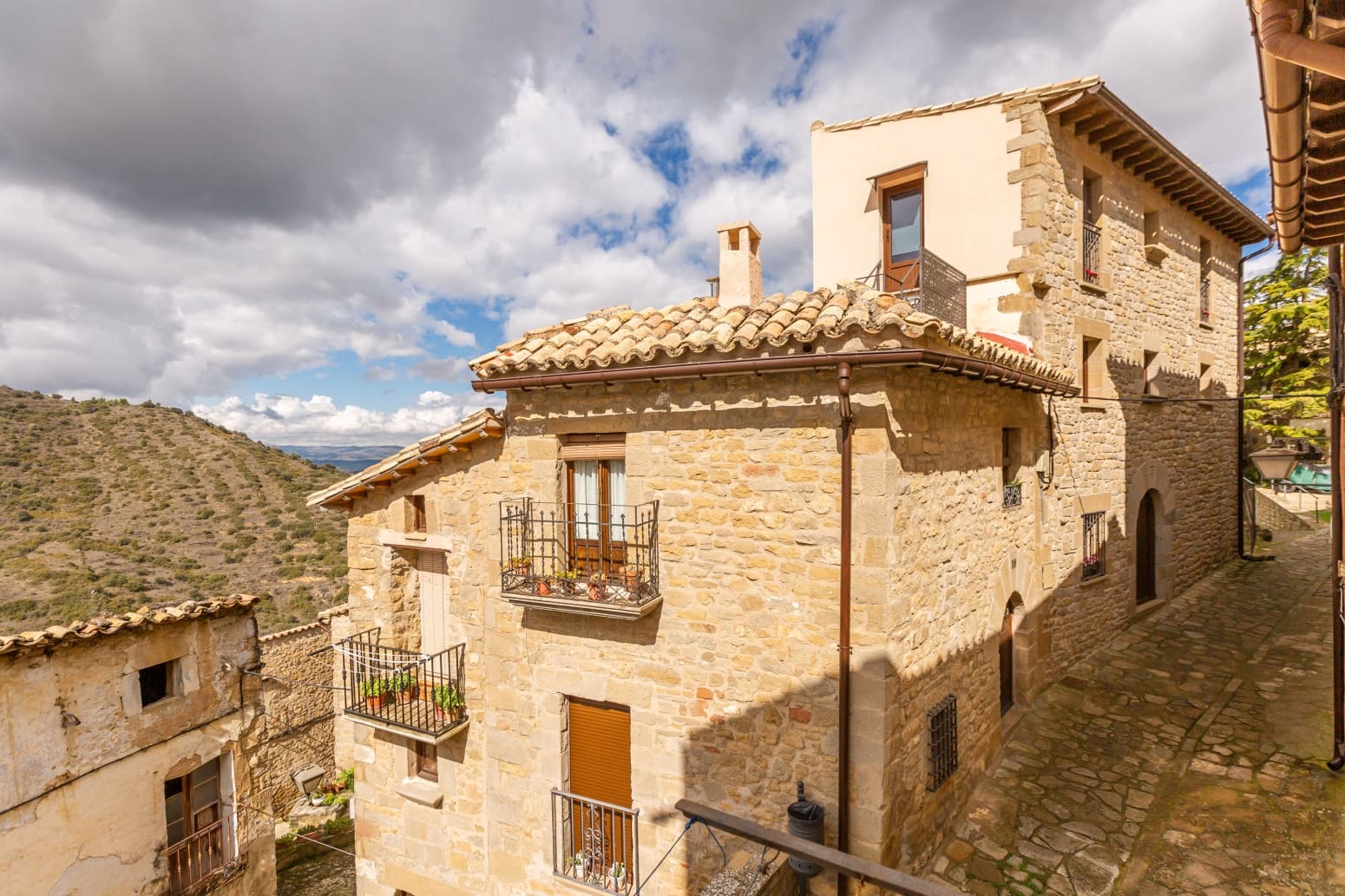 Chalet de 4 habitaciones en Sos del Rey Católico en venta - 67.260 € (Ref: 9677011)