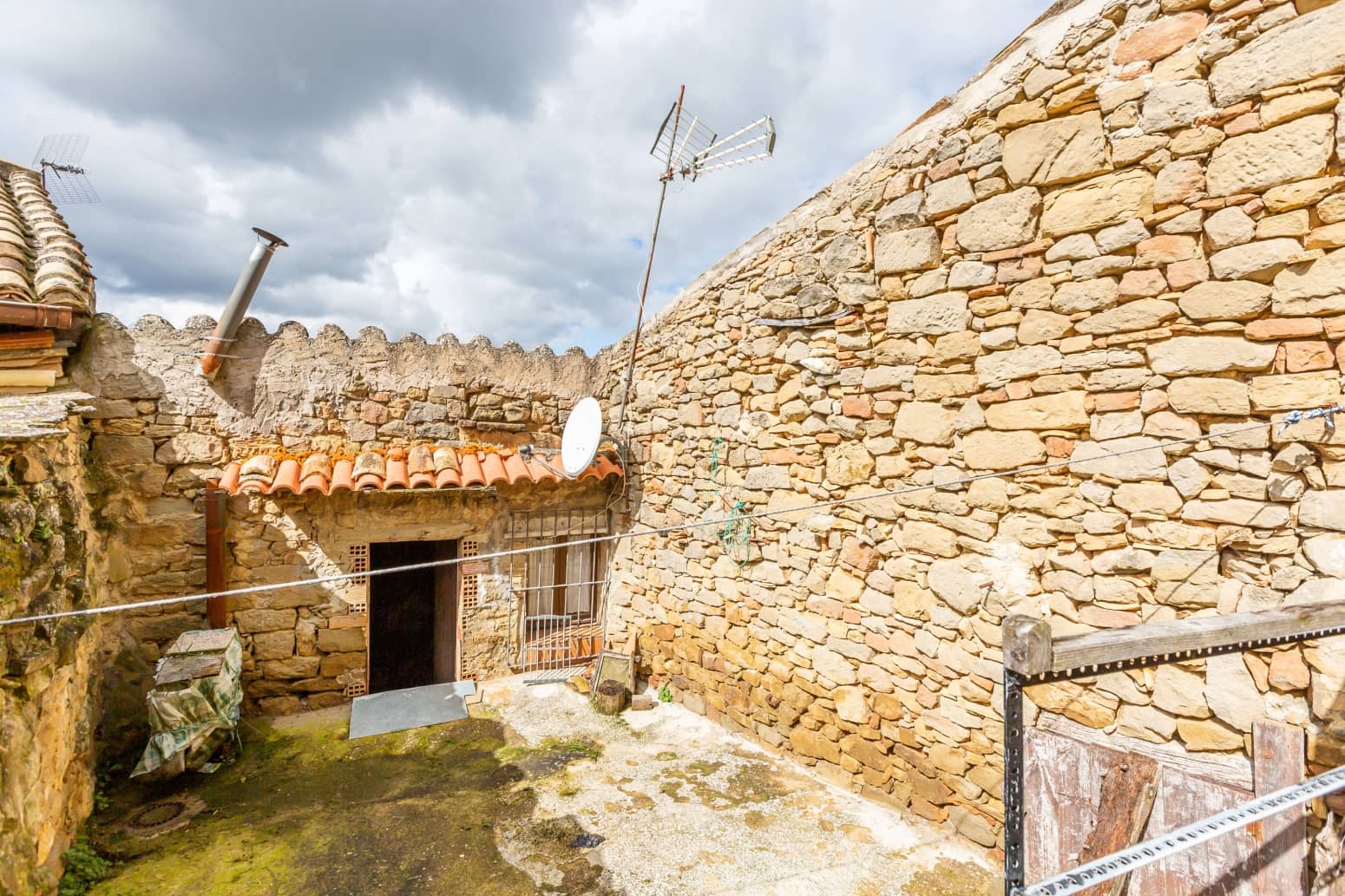 Chalet de 4 habitaciones en Sos del Rey Católico en venta - 67.260 € (Ref: 9677011)