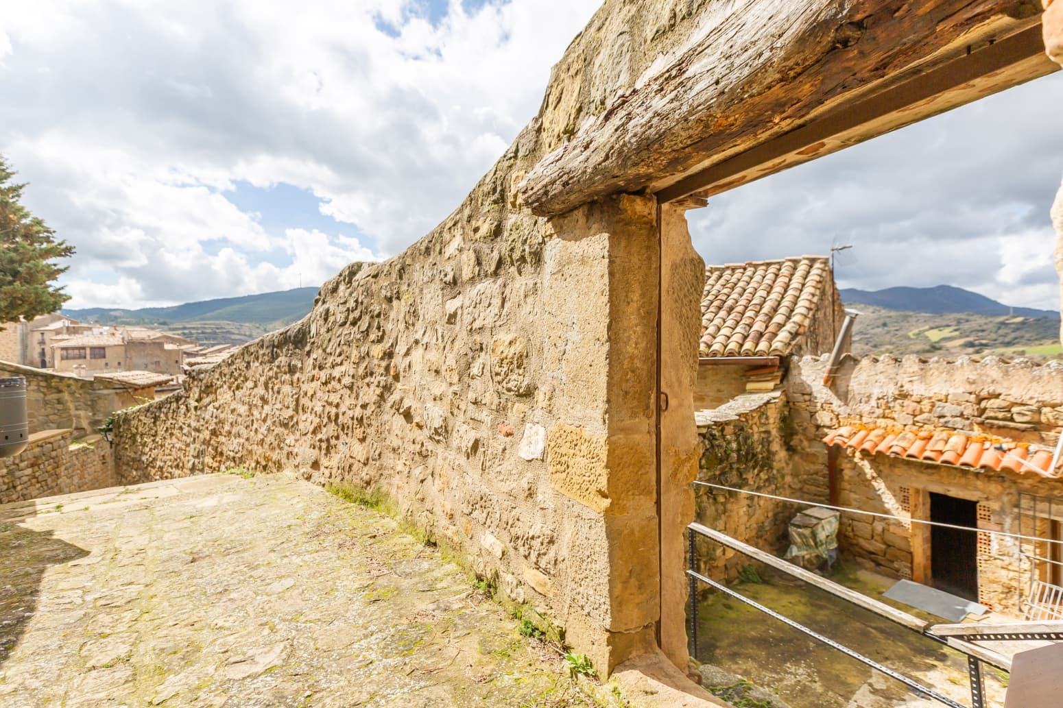 Chalet de 4 habitaciones en Sos del Rey Católico en venta - 67.260 € (Ref: 9677011)