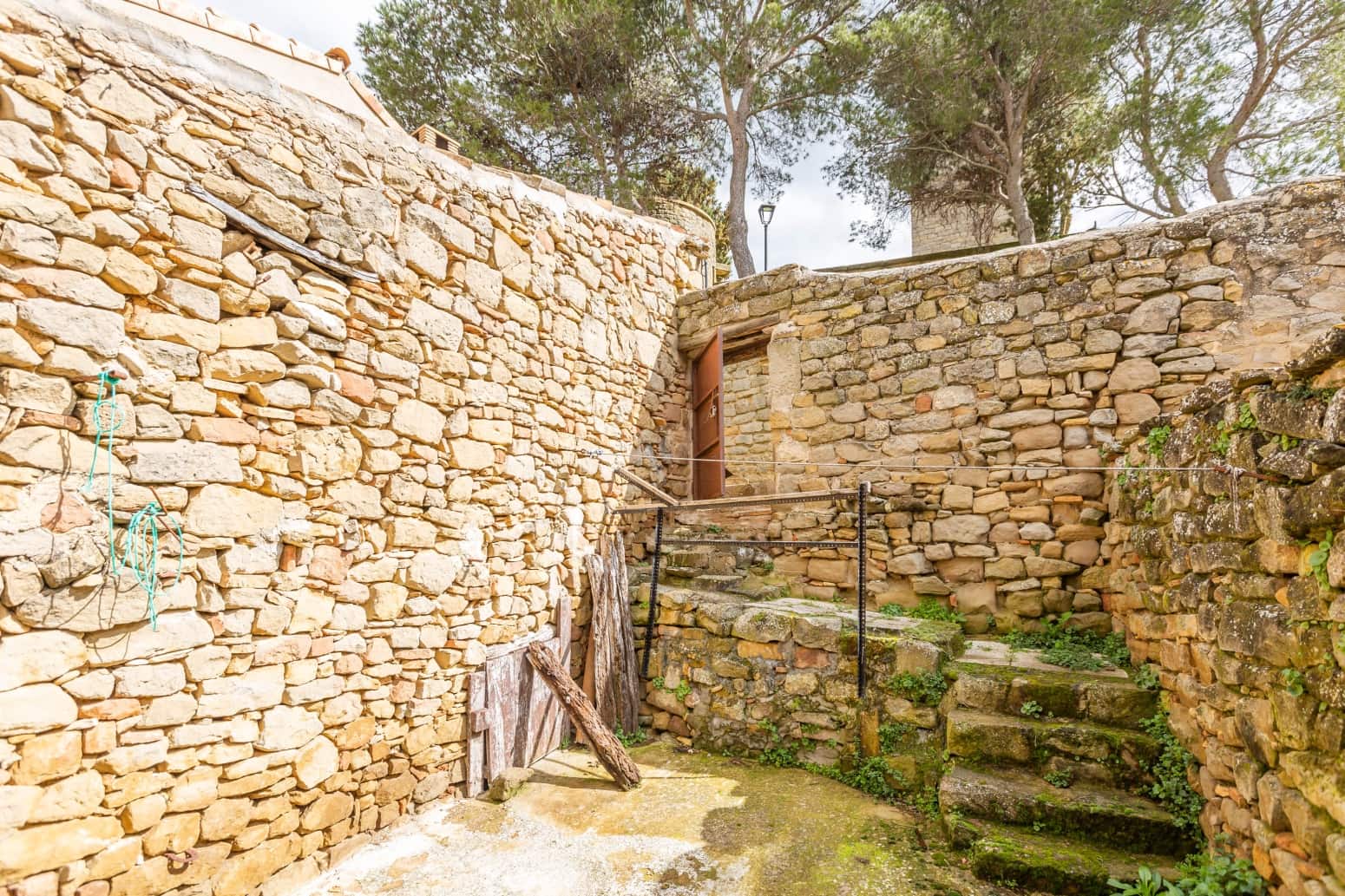 Chalet de 4 habitaciones en Sos del Rey Católico en venta - 67.260 € (Ref: 9677011)