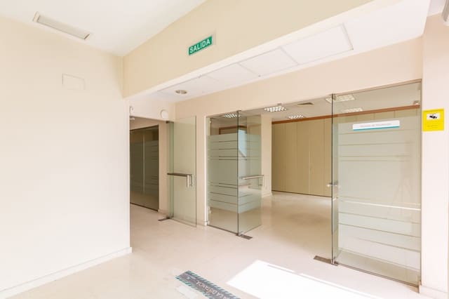 Kommersiell att hyra i Barañain - 1 400 € (Ref: 9686209)