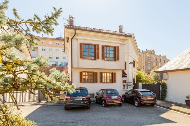 4 bedroom Villa for sale in Zizur Mayor / Zizur Nagusia with garage - € 730,000 (Ref: 9714637)