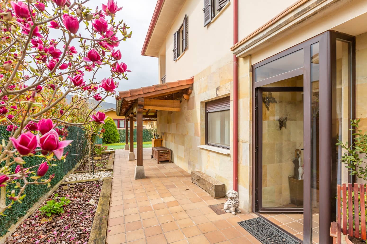 4 bedroom Villa for sale in Elorz with garage - € 374,000 (Ref: 9726462)