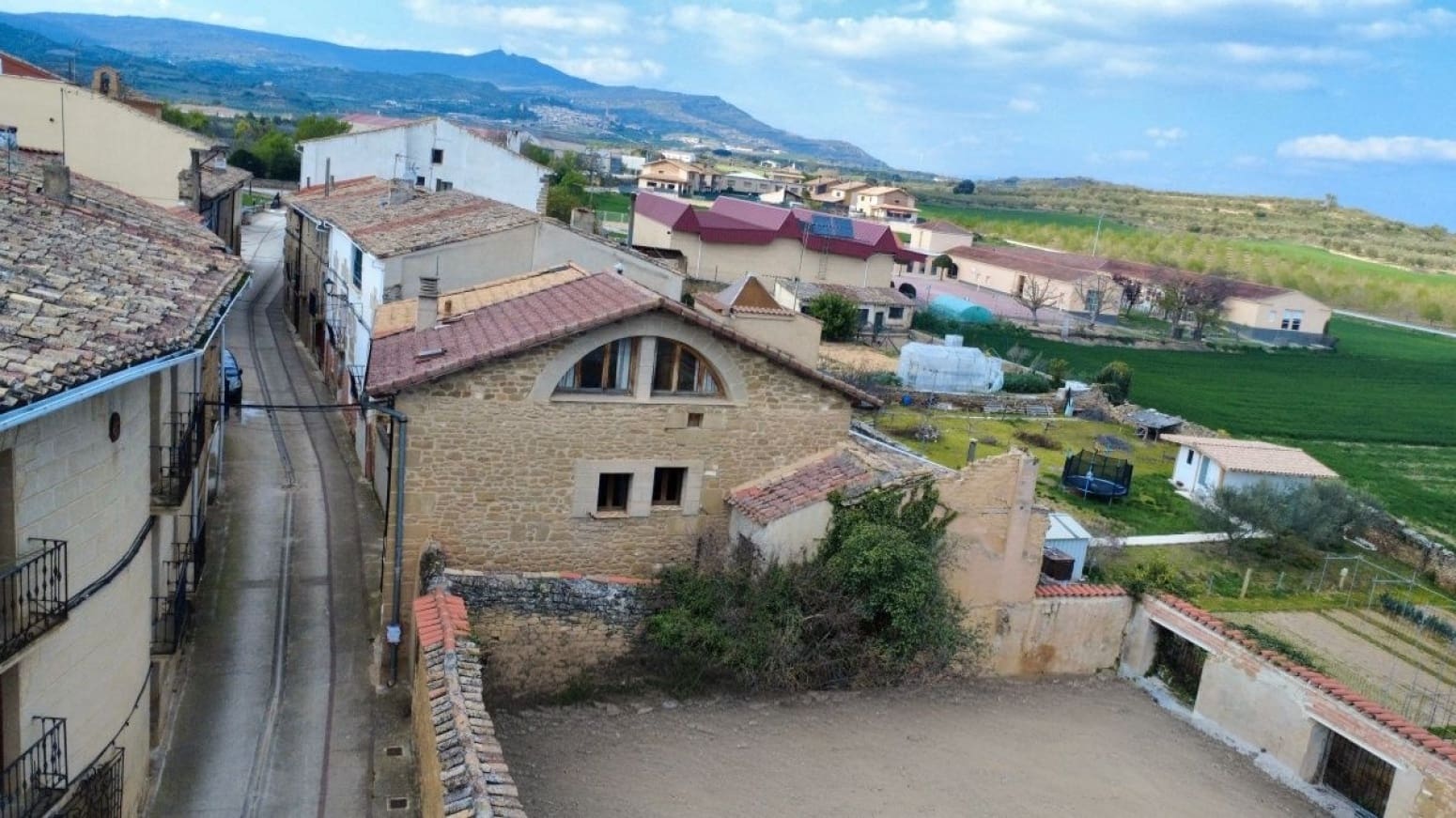 4 bedroom Villa for sale in Allo - € 205,000 (Ref: 9735321)