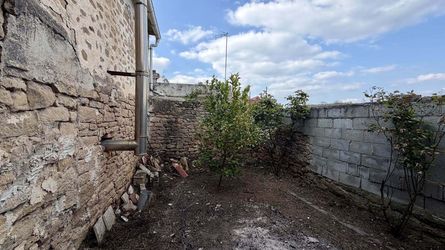 4 bedroom Villa for sale in Allo - € 205,000 (Ref: 9735321)