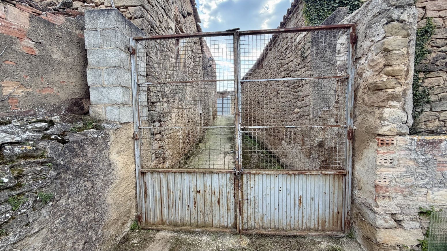 4 bedroom Villa for sale in Allo - € 205,000 (Ref: 9735321)