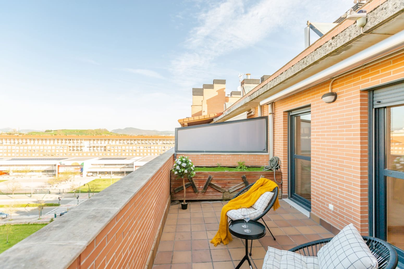 2 slaapkamer Flat te koop in Pamplona met garage - € 350.000 (Ref: 9755441)
