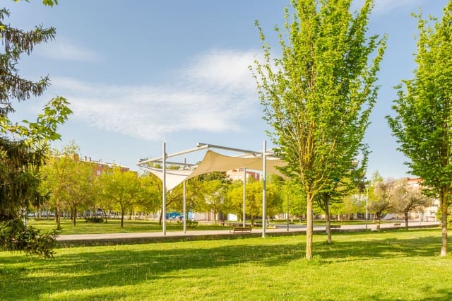 2 slaapkamer Flat te koop in Pamplona met garage - € 350.000 (Ref: 9755441)