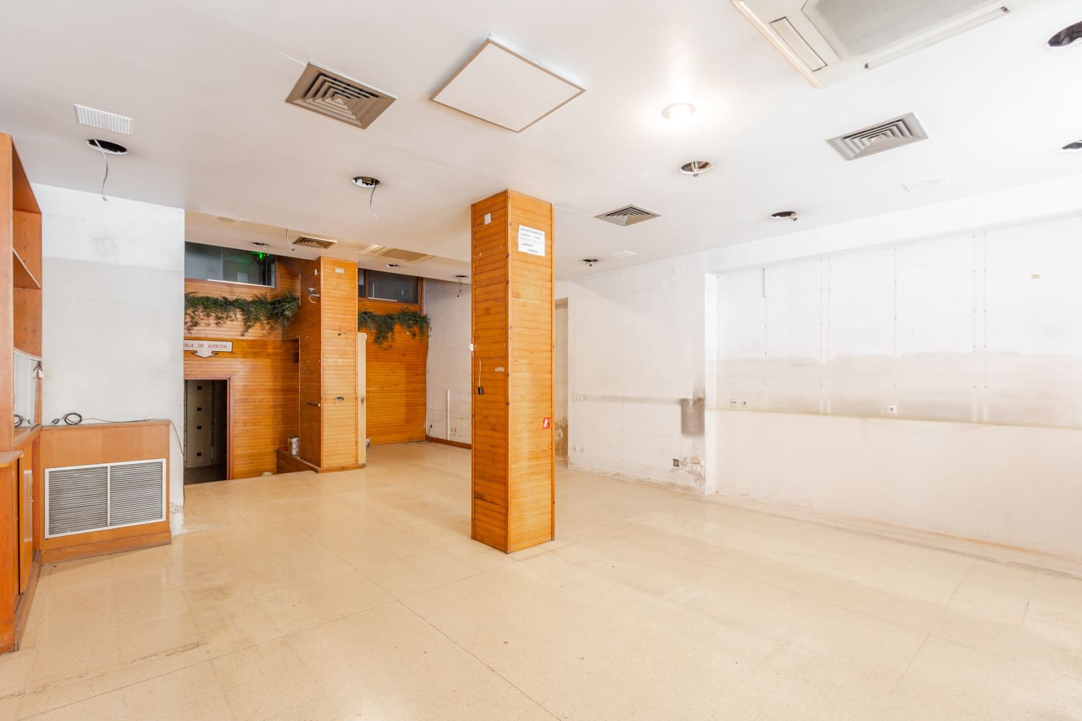 Commercial for sale in Pamplona / Iruna - € 220,000 (Ref: 9794316)