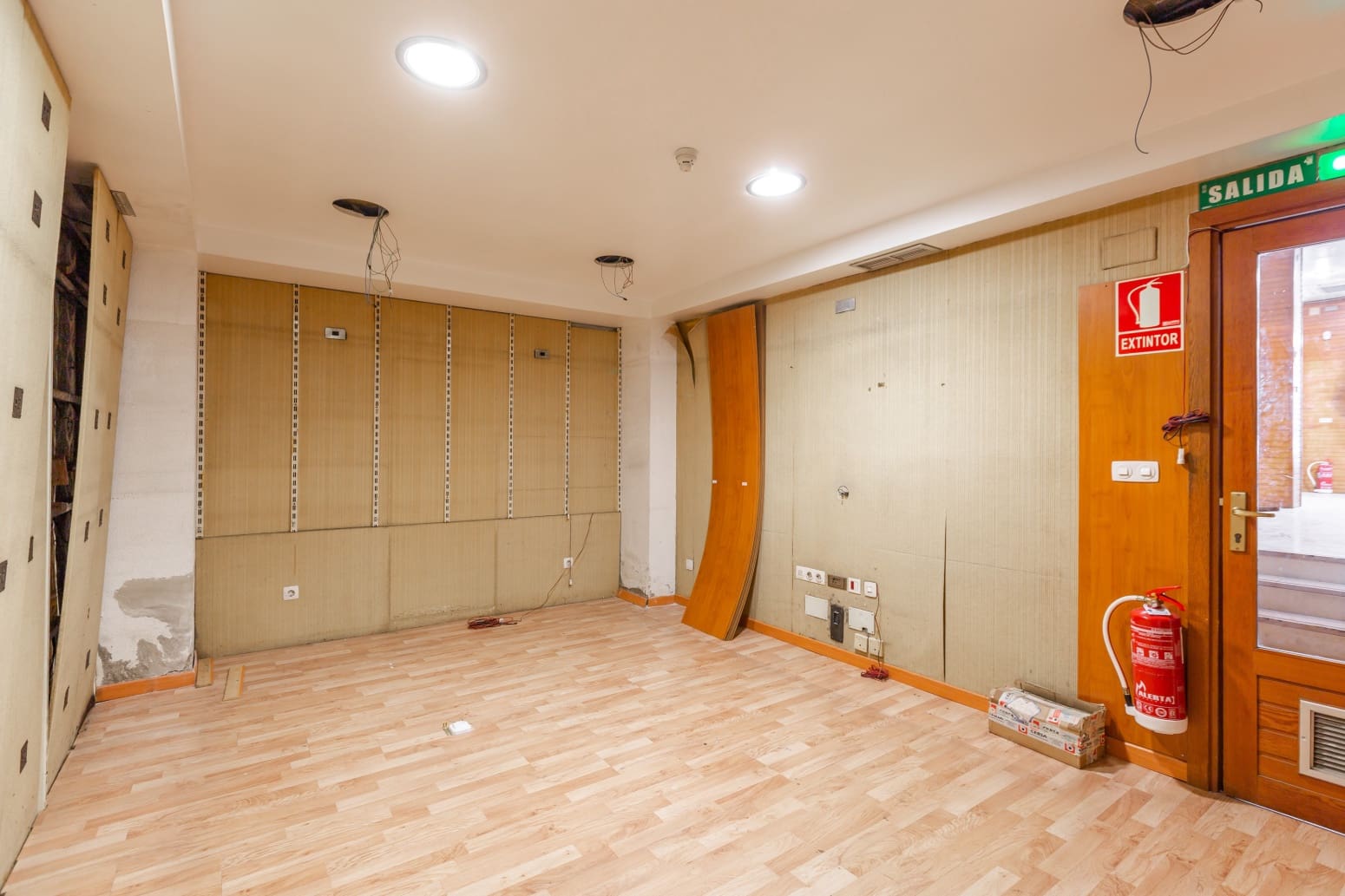 Commercial for sale in Pamplona / Iruna - € 220,000 (Ref: 9794316)