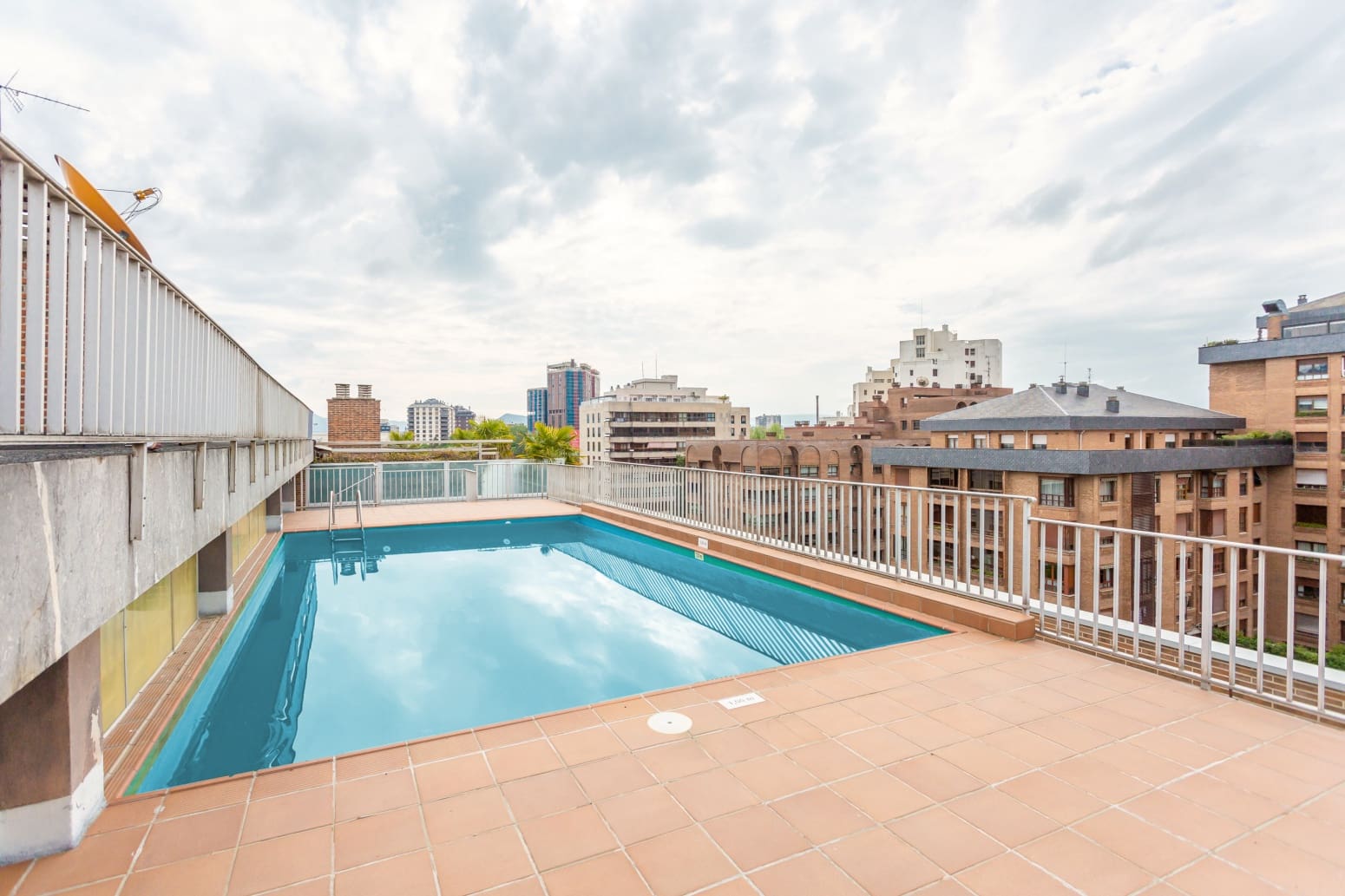 Piso de 6 habitaciones en Pamplona / Iruña en alquiler con piscina - 1.850 € (Ref: 9806253)