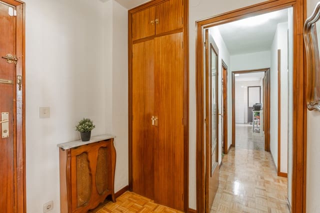 4 bedroom Flat for rent in Pamplona / Iruña - € 2,500 (Ref: 9851349)