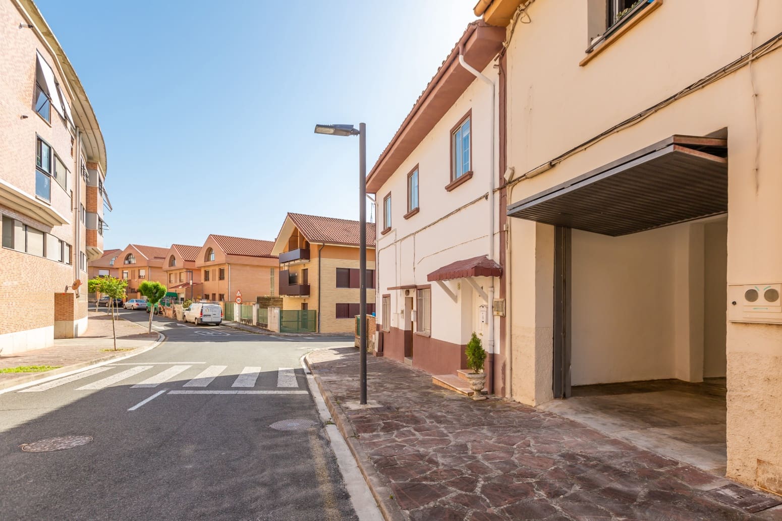 Commercial for rent in Aranguren - € 800 (Ref: 9864786)