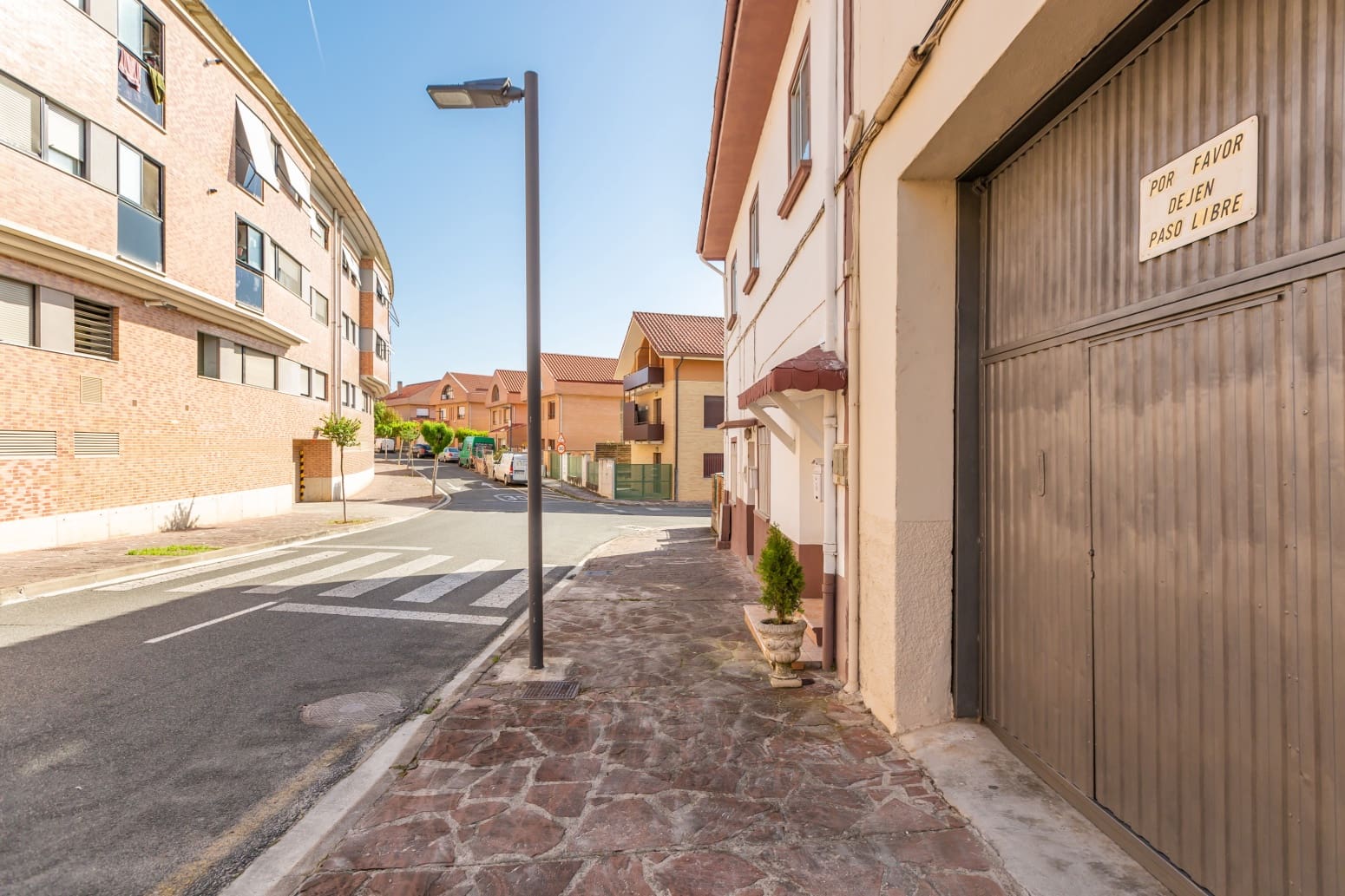 Commercial for rent in Aranguren - € 800 (Ref: 9864786)